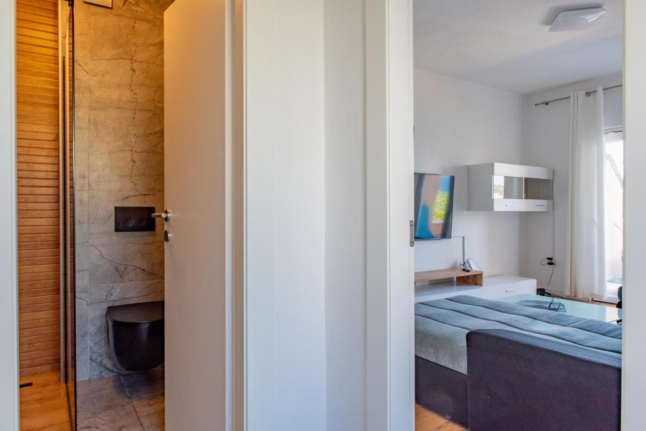 Beach Holiday Home With Private Jacuzzi & Parking Trogir Luaran gambar