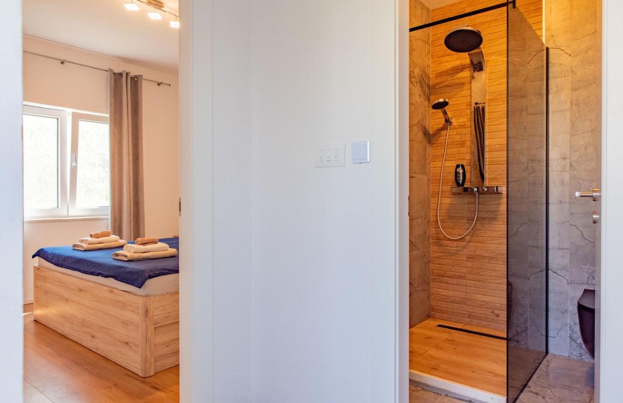 Beach Holiday Home With Private Jacuzzi & Parking Trogir Luaran gambar